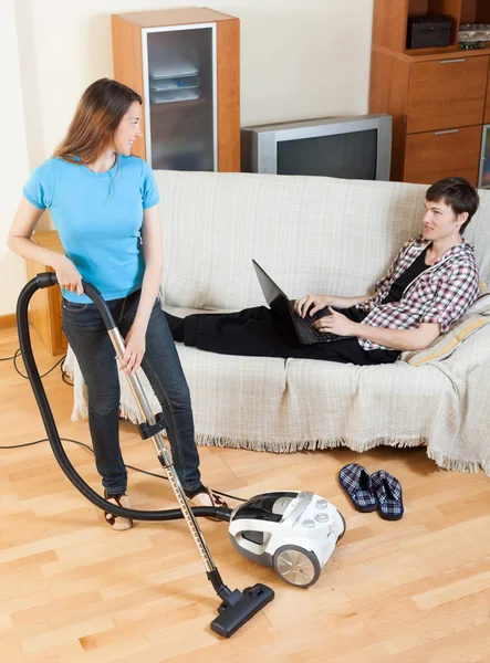 Vrouw cleaningwith vaccuumcleaner — Stockfoto