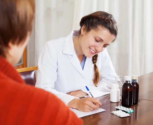 Vriendelijke vrouwelijke arts bestuderen vrouw — Stockfoto