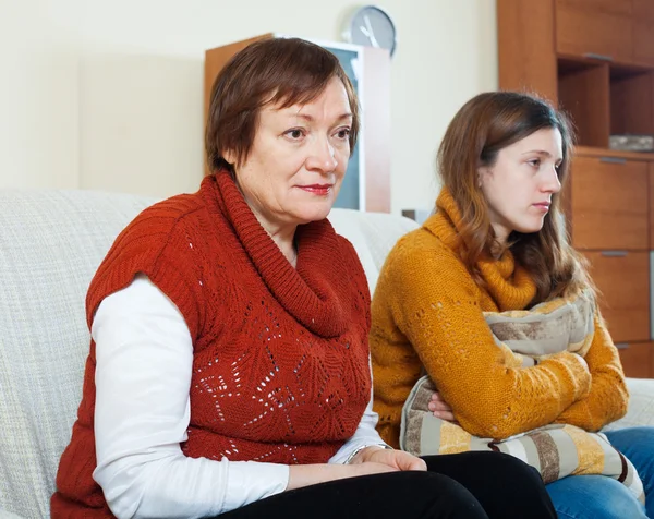 Triest volwassen moeder en volwassen dochter — Stockfoto