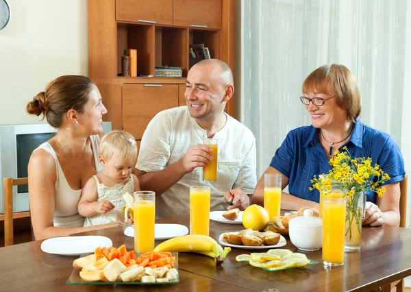 Felice famiglia multigenerazione — Foto Stock