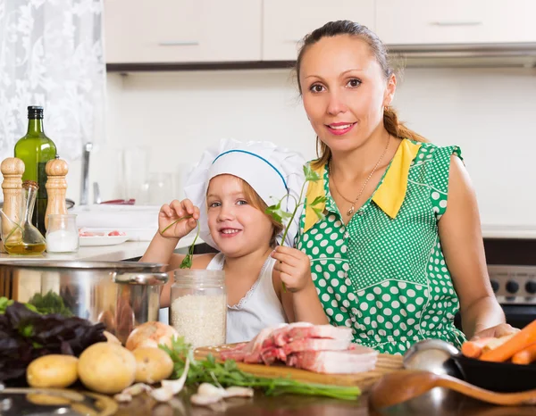 Kobieta z dzieckiem w kuchni — Zdjęcie stockowe