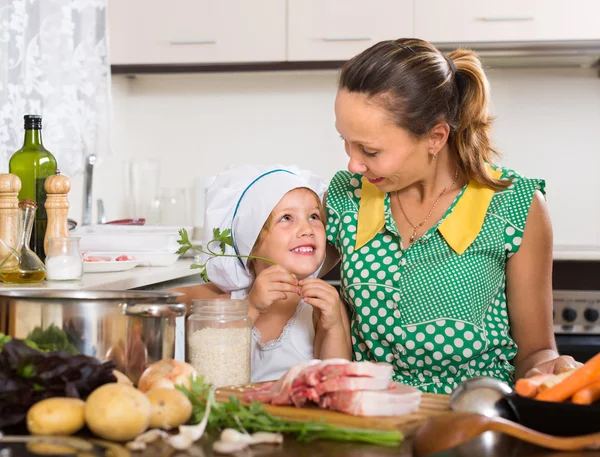 Moeder met dochter koken — Stockfoto