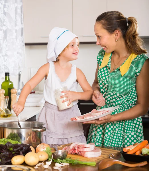 Madre con hija cocinando — Foto de Stock