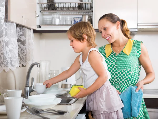 Girl helping mother — Stock Photo, Image