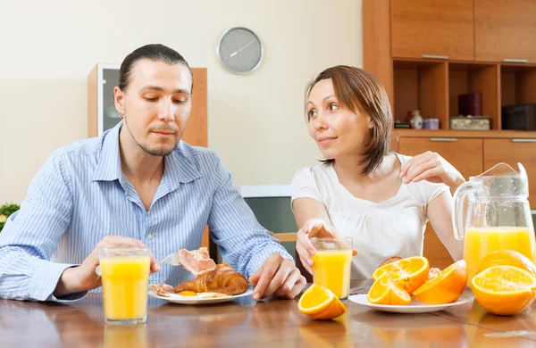 Couple having breakfast — Stock Photo, Image