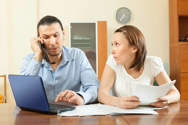 Par som använder mobiltelefon — Stockfoto