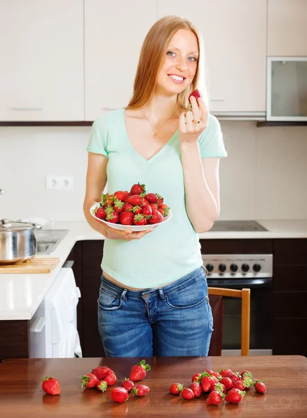 Vrouw eten aardbeien — Stockfoto