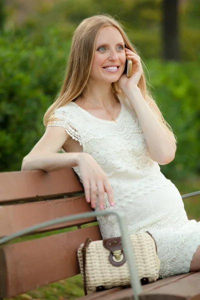 Mutlu bir kadın telefonla konuşuyor — Stok fotoğraf