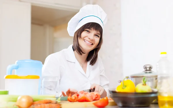 Vrouwelijke cook in toque met groenten — Stockfoto