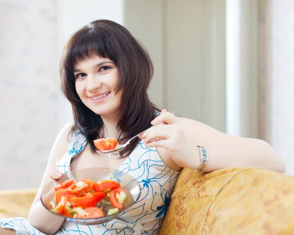 Femme positive mange salade végétarienne — Photo