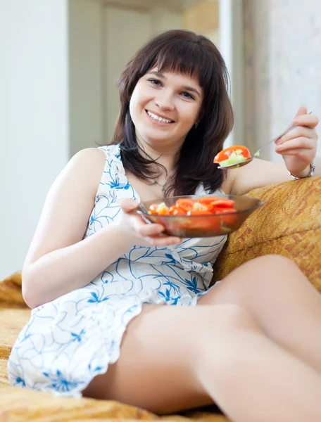 Обычная женщина ест овощи — стоковое фото