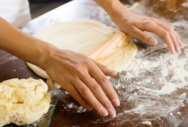 Close-up van huisvrouw koken deeg — Stockfoto