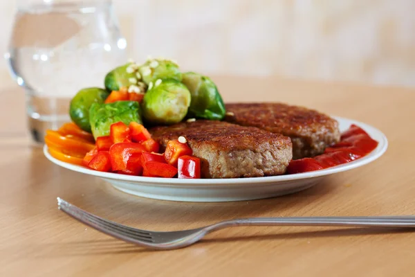 Two grilled cutlets with vegetables — Stock Photo, Image