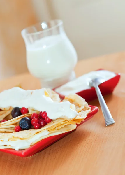 Pancakes  and glass of milk — Stock Photo, Image
