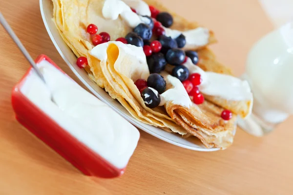 Breakfast. Sweet pancakes with berries — Stock Photo, Image