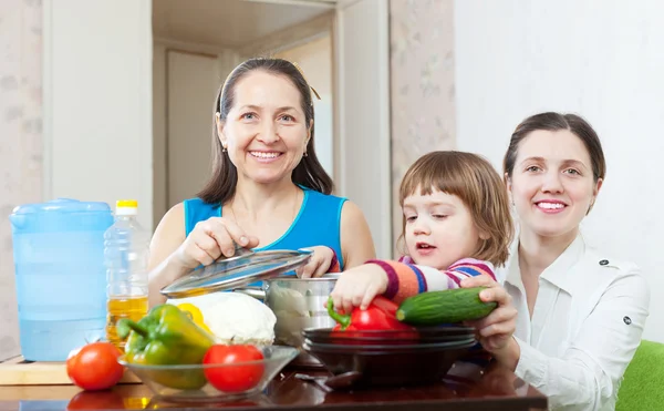 Happy cuisine familiale déjeuner — Photo