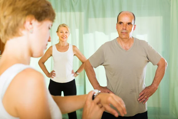 Spor salonunda antrenör ile Olgun çift — Stok fotoğraf