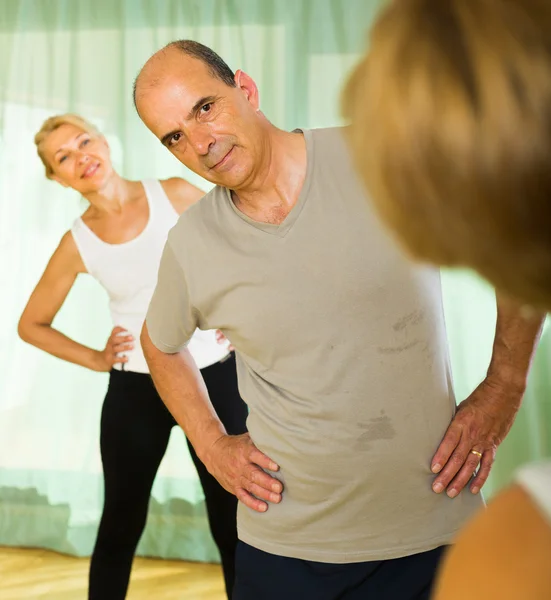 Par pensionärer på gym — Stockfoto