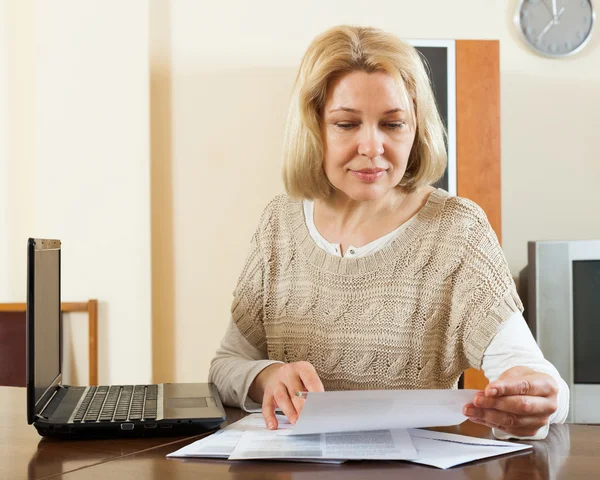 Blonde woman with documents — Stock Photo, Image