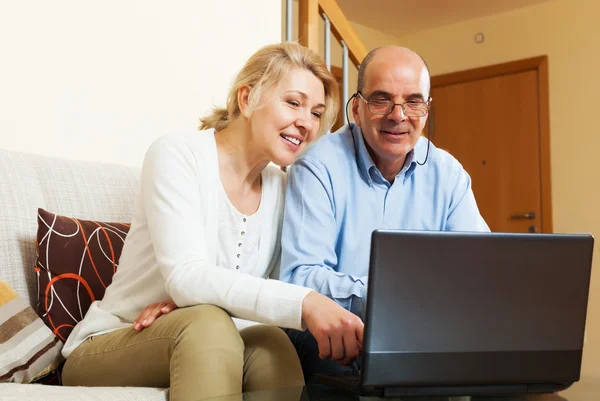 Ouder paar met computer — Stockfoto