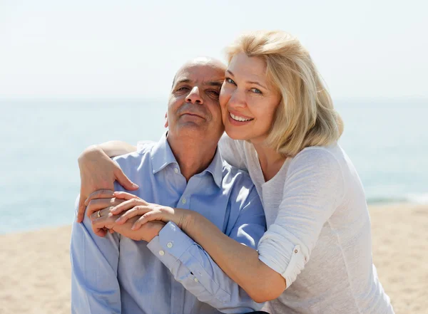 Frau und Senior am Strand — Stockfoto