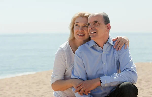 Bejaarde echtpaar kust op zee — Stockfoto