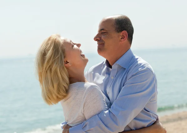 Eldelry tourist couple at sea beach — Stock Photo, Image