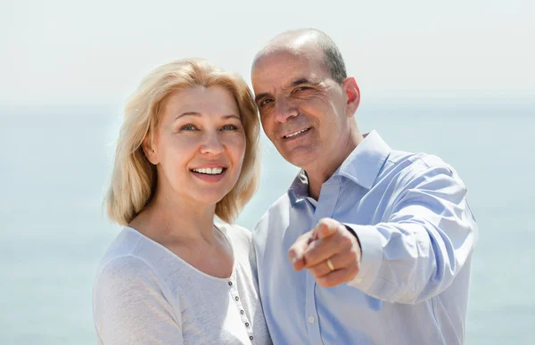 Man showing the hand something to his woman — Stock Photo, Image