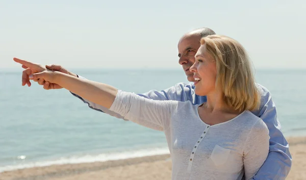 Couple at sea — Stock Photo, Image