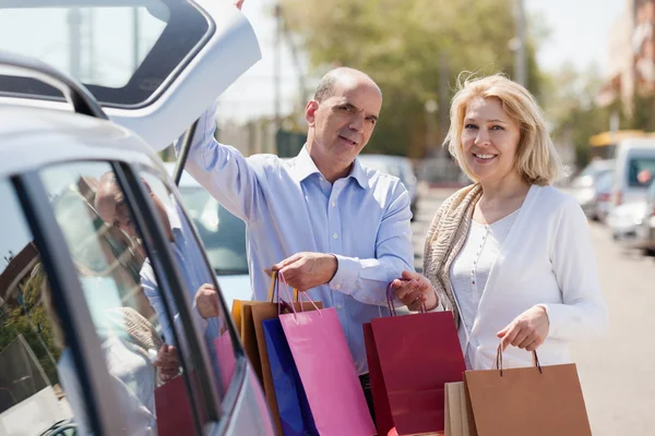 Familia mayor con bolsas — Foto de Stock