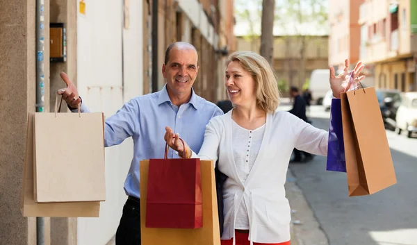 Familia mayor con bolsas — Foto de Stock