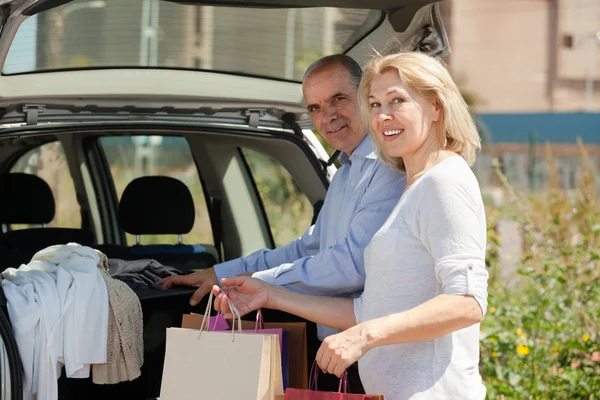 Familia mayor con bolsas — Foto de Stock