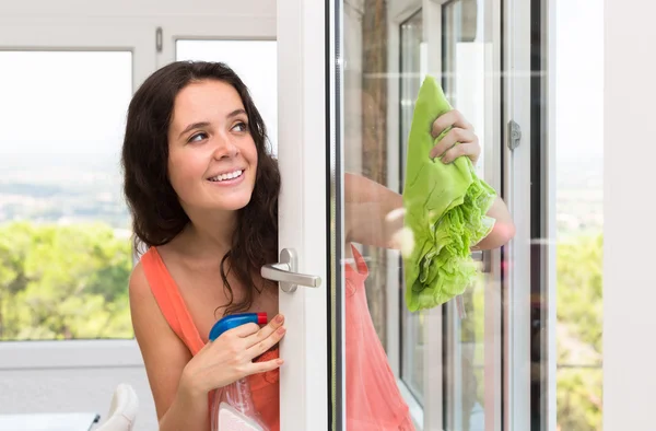 Hausfrau putzt Fenster — Stockfoto