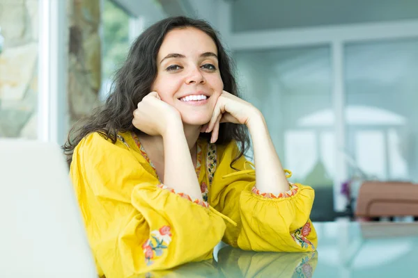 Menina morena com sorriso encantador — Fotografia de Stock