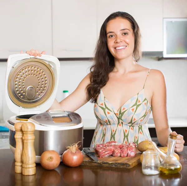 Mujer cocinando con multicooker eléctrico — Foto de Stock