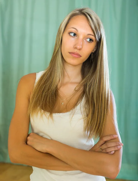 Blonde ongelukkige vrouw thuis — Stockfoto