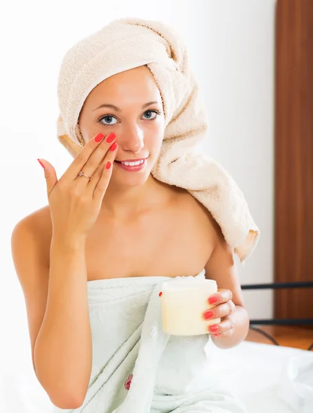 Blonde woman caring for skin — Stock Photo, Image