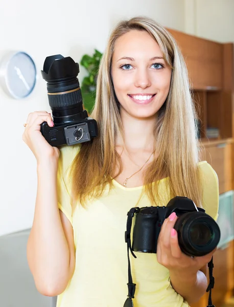 Menina trabalhando com duas fotocâmeras — Fotografia de Stock