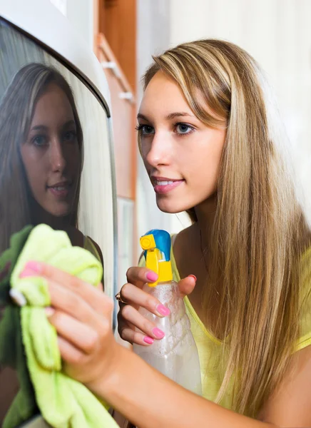 Blonde housewife cleaning TV — Stock Photo, Image