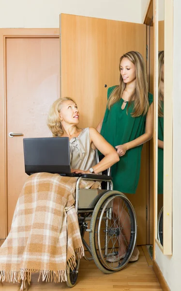 Mulher feliz em cadeira de rodas trabalhando no laptop — Fotografia de Stock