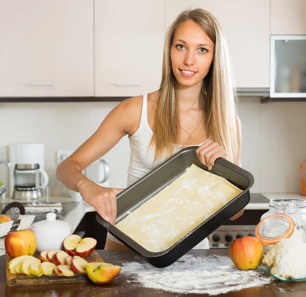 Mulher cozinhar torta de maçã — Fotografia de Stock