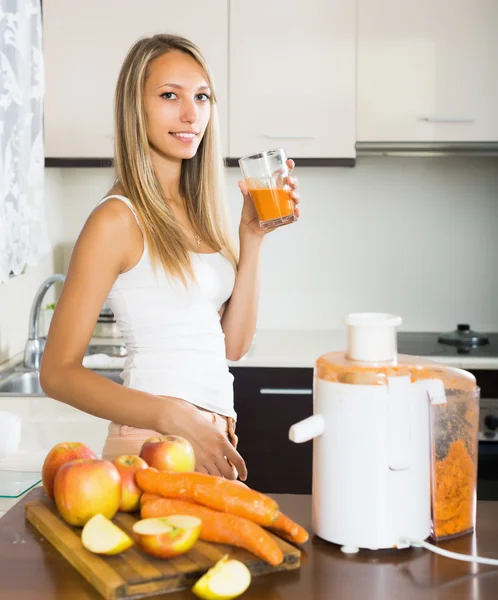 Mulher com suco fresco — Fotografia de Stock