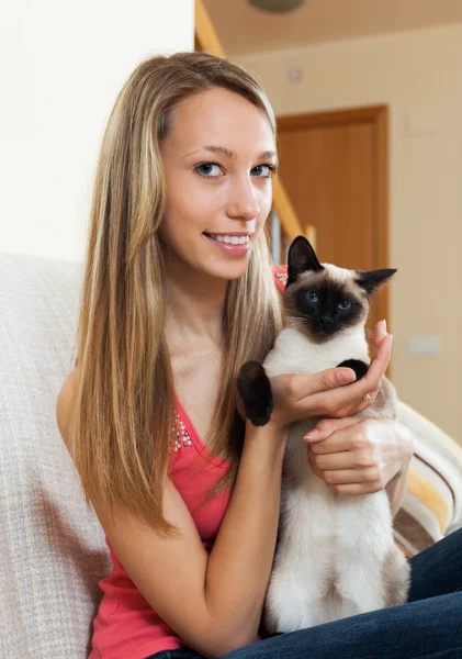 Портретная девушка с котом — стоковое фото