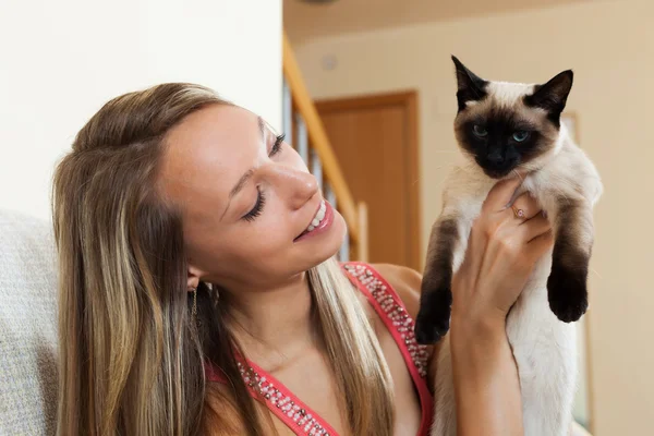 Menina retrato com gato — Fotografia de Stock