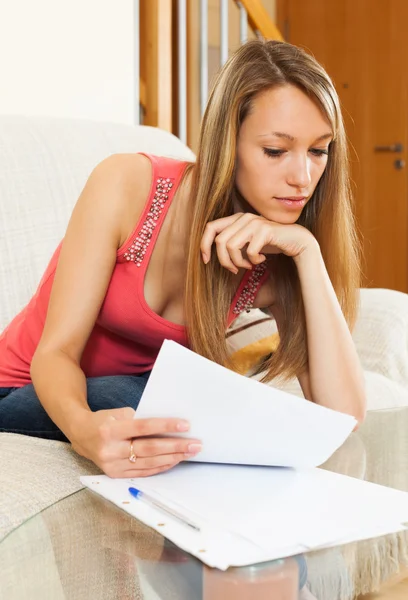 Woman working with papers — Stock Photo, Image