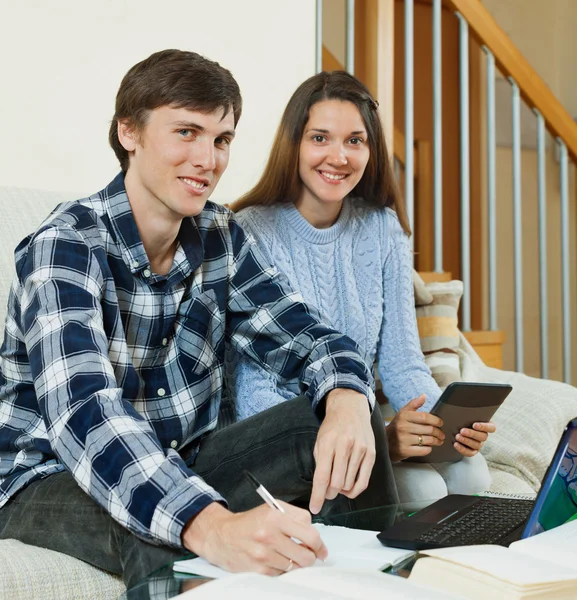 Man och kvinna med böcker och anteckningsbok i hand — Stockfoto