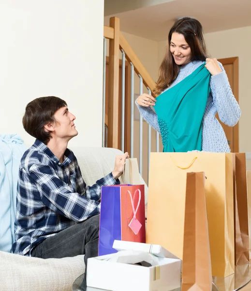 Happy couple with purchases — Stock Photo, Image