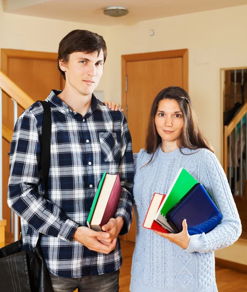 Porträt eines Studentenpaares — Stockfoto