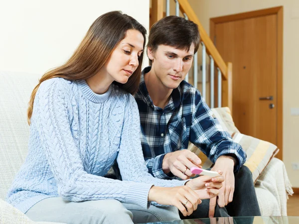 Ernstige jong koppel met zwangerschapstest — Stockfoto