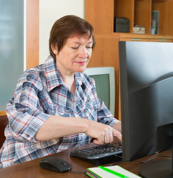 Donna anziana utilizzando la tastiera — Foto Stock